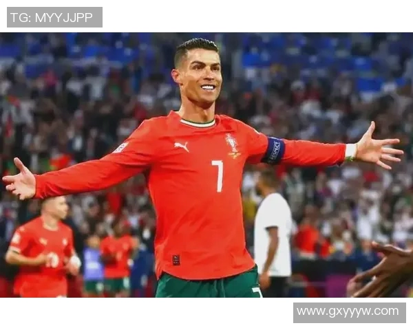 西班牙队在欧国联赛中捧起冠军奖杯!